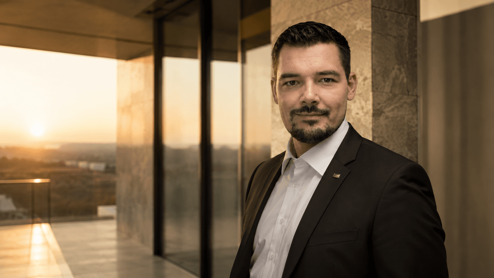 Hero-Bild: Martin Grabich in moderner Architektur mit ruhiger, vertrauensvoller Ausstrahlung