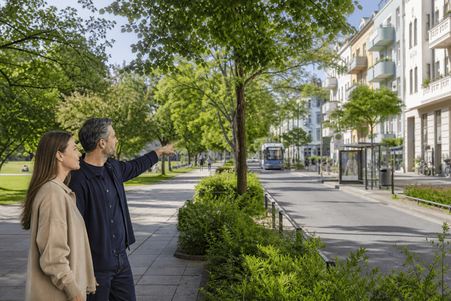 Kaufinteressierte betrachten eine Wohngegend und Orientierungskarte.